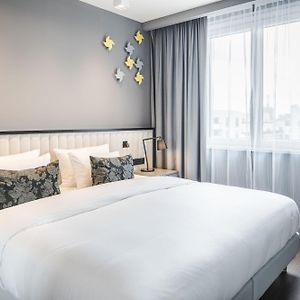 Deluxe One-Bedroom Apartment